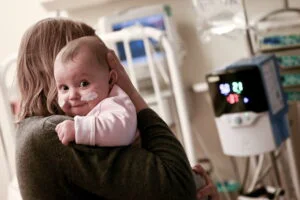 Medicii din Târgu Mureș au operat un bebeluș de o malformație foarte gravă la creier. Sursa foto: EPA/Filip Singer