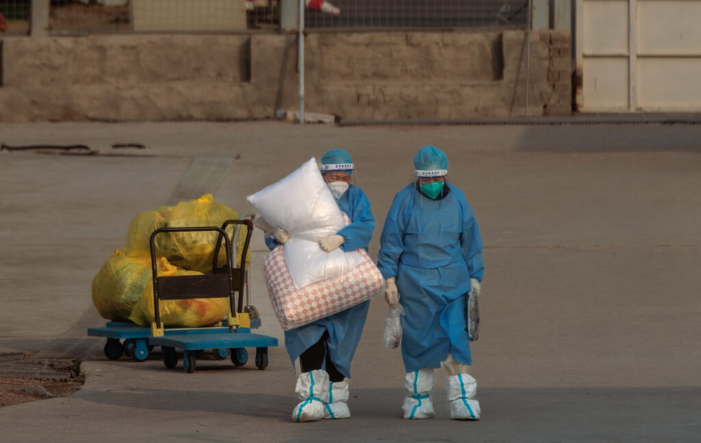 China se confruntă cu „mega-tsunami” de COVID-19. Morții sunt transportați în sicrie și saci către crematorii