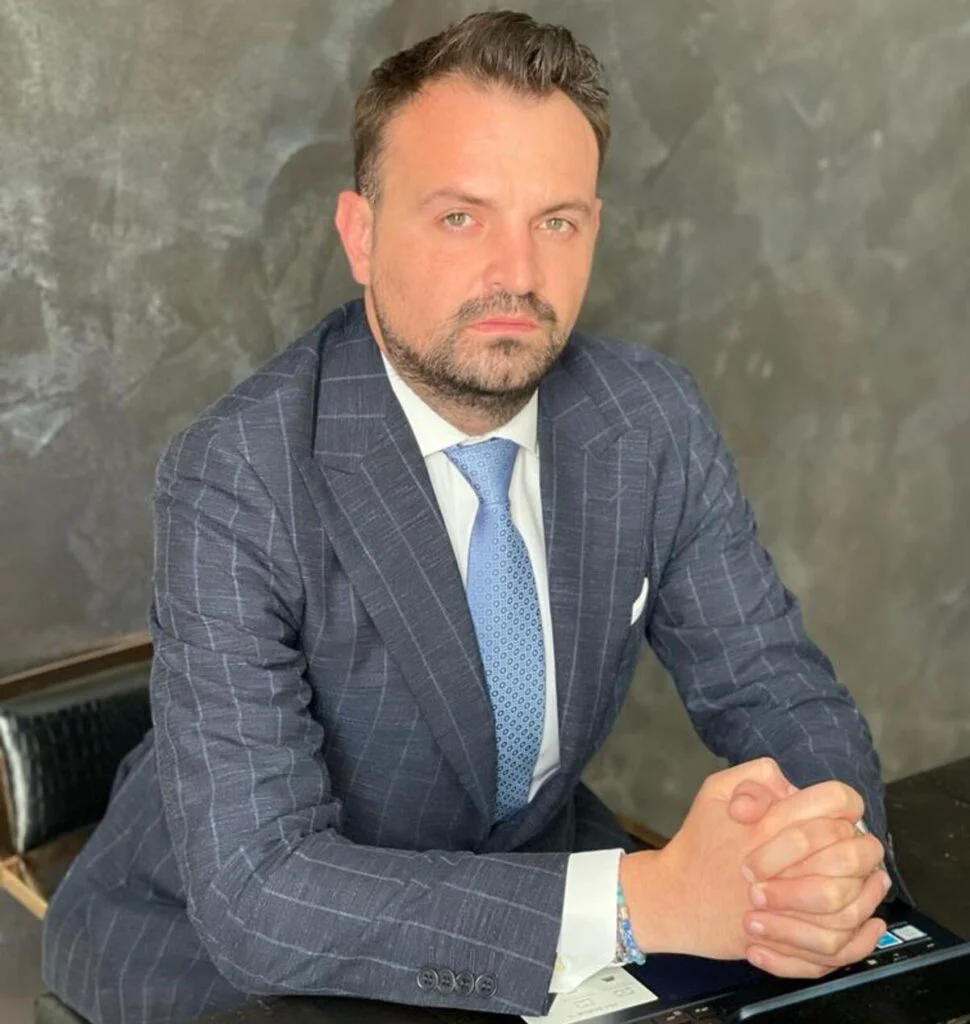 Ministrul Cătălin Predoiu face modificări la Codurile penale și de procedură ce par mânate de interese oculte