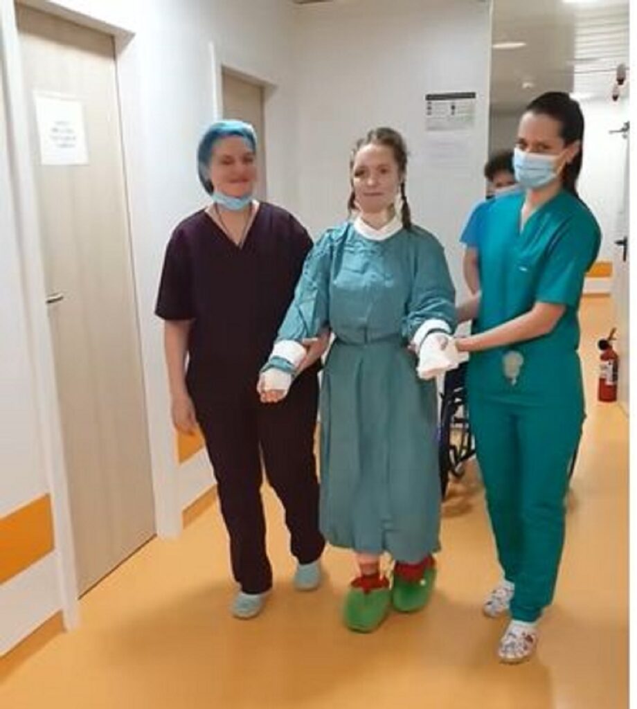 Imagini emoționante cu fata căreia i-au fost amputate brațele în teribilul accident de la Pașcani Video