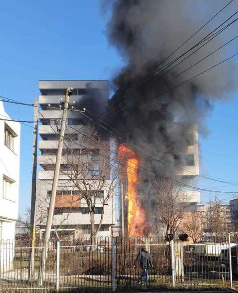 Incendiu puternic la o sală de sport din Iași. Mai multe persoane au suferit atacuri de panică
