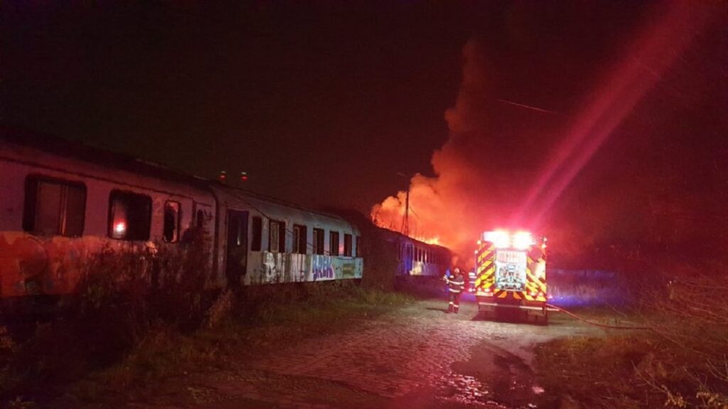 Incendiu pe calea ferată. Cinci vagoane de tren au fost cuprinse de flăcări