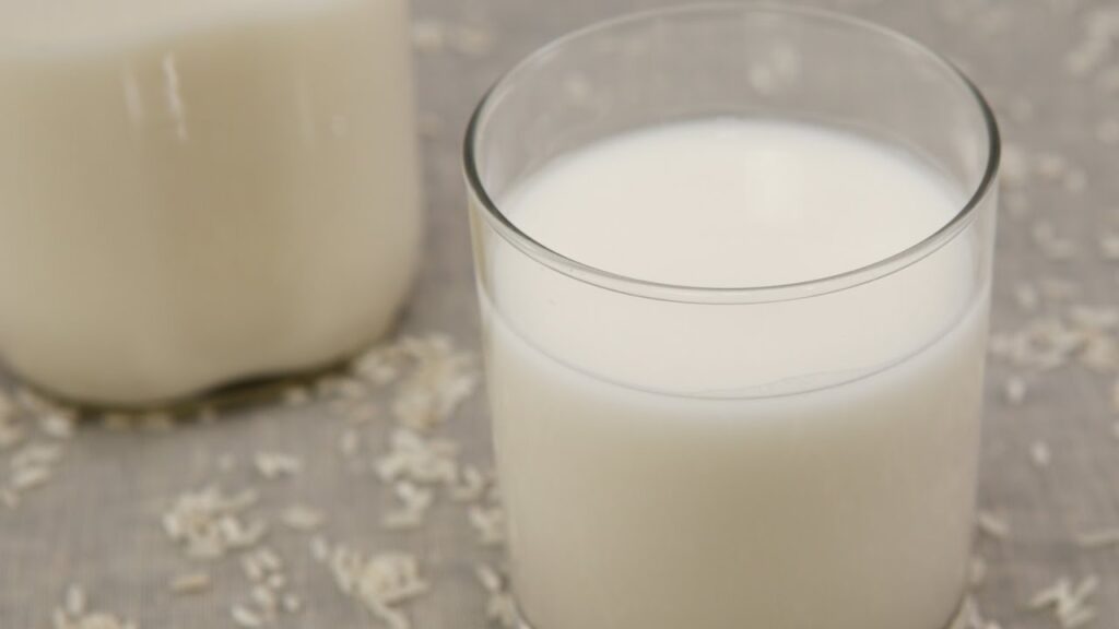 Nu ține laptele UHT în frigider! Ce diferențe sunt între laptele normal și cel pasteurizat la temperatură înaltă