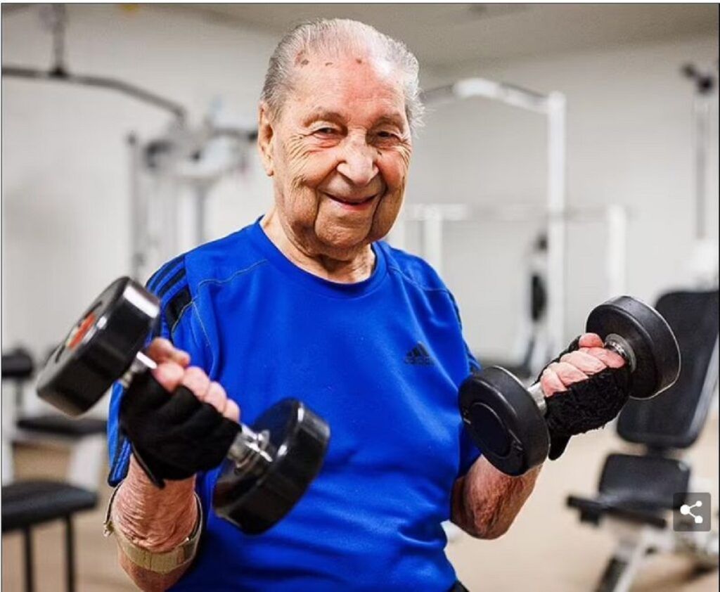 Secretul longevității unui bărbat de 100 de ani. Este mult mai activ decât mulți tineri din ziua de azi