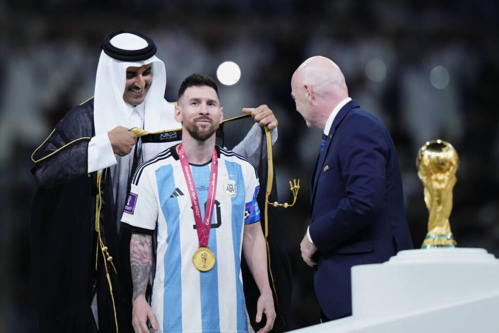 Un avocat din Oman oferă 1 milion de dolari pe mantia îmbrăcată de Messi după ce a primit trofeul CM