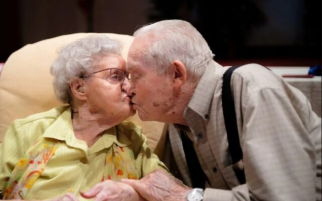 Poveste de dragoste ca în filme. Doi soți în vârstă de 100 de ani au murit ținându-se de mână, la doar câteva ore distanță