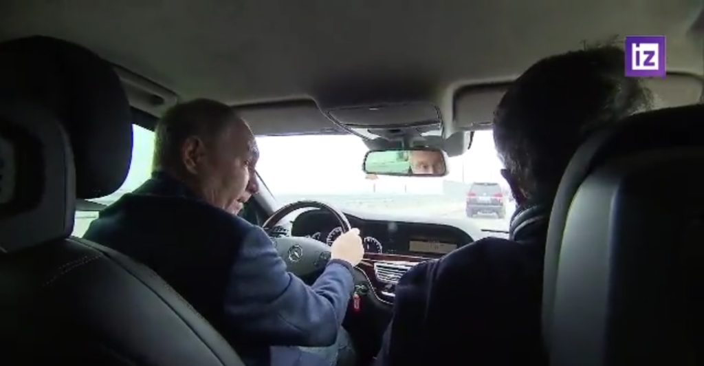 Vladimir Putin a plecat în inspecție. Președintele rus, filmat la volanul unui Mercedes pe podul din Crimeea
