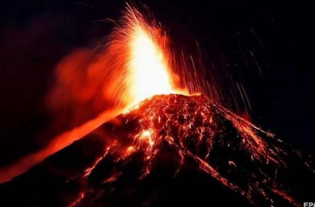 Vulcanul Fuego din Guatemala intră într-o nouă fază de erupţie. În 2018 a provocat moartea a peste 200 de persoane