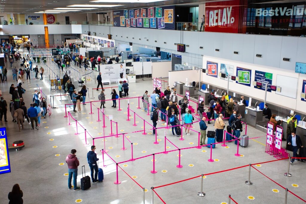Zboruri anulate sau întârziate la Cluj. Pasagerii au stat cu orele în aeroport