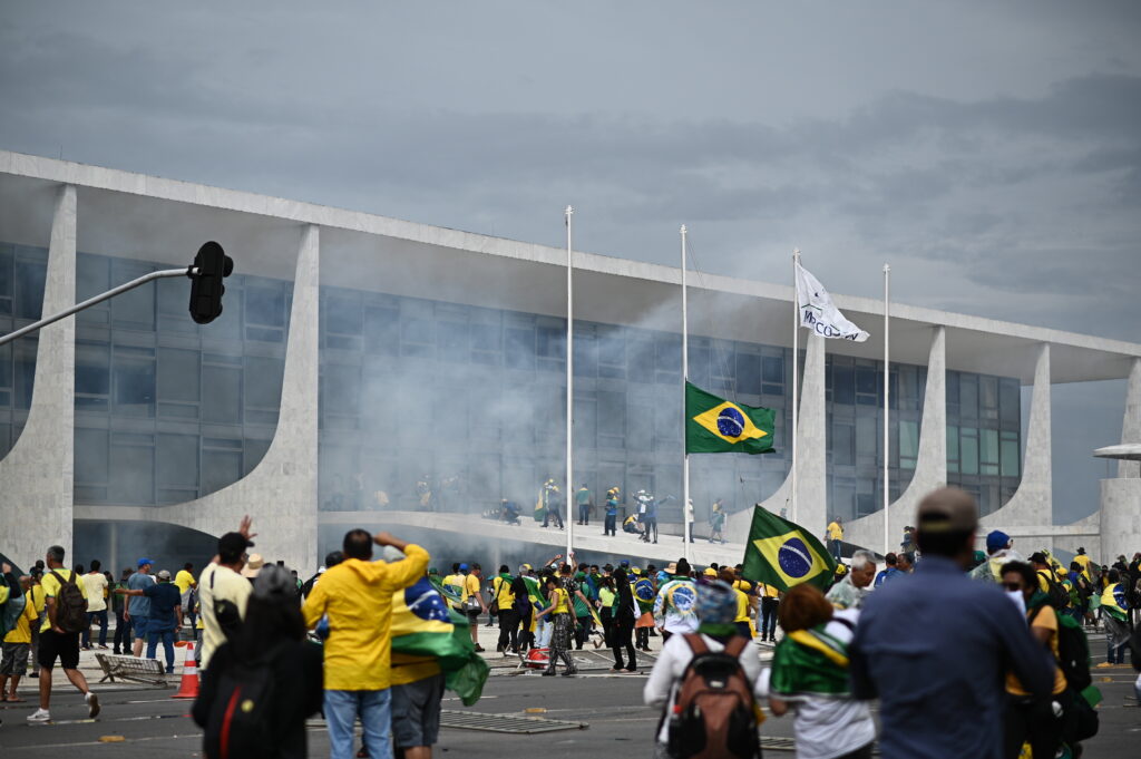 Susținătorii lui Bolsonaro iau cu asalt Congresul brazilian