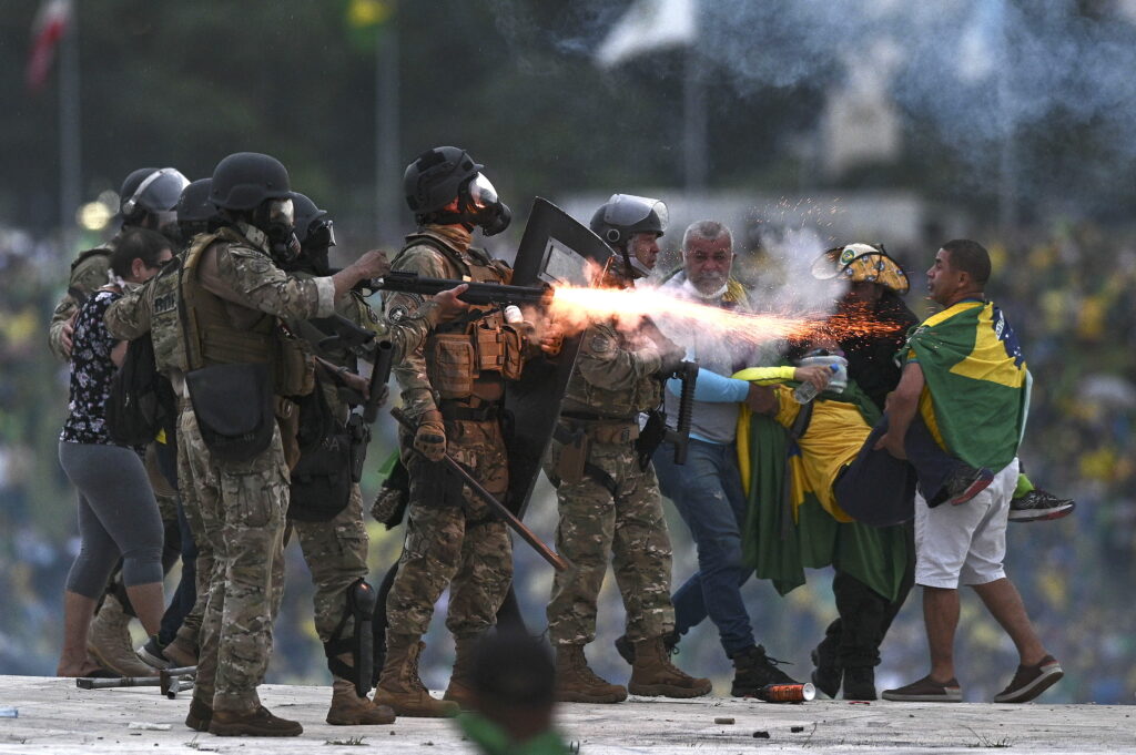 Președintele Braziliei a scos armata contra contestatarilor săi. Jair Bolsonaro se delimitează de manifestanți