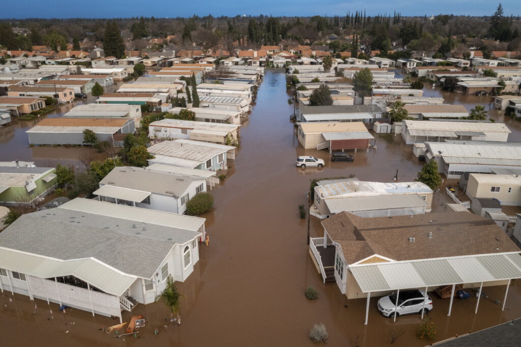 Stare de catastrofă majoră declarată în California. Zeci de mii de oameni au primit ordine de evacuare. Sunt așteptate noi furtuni violente