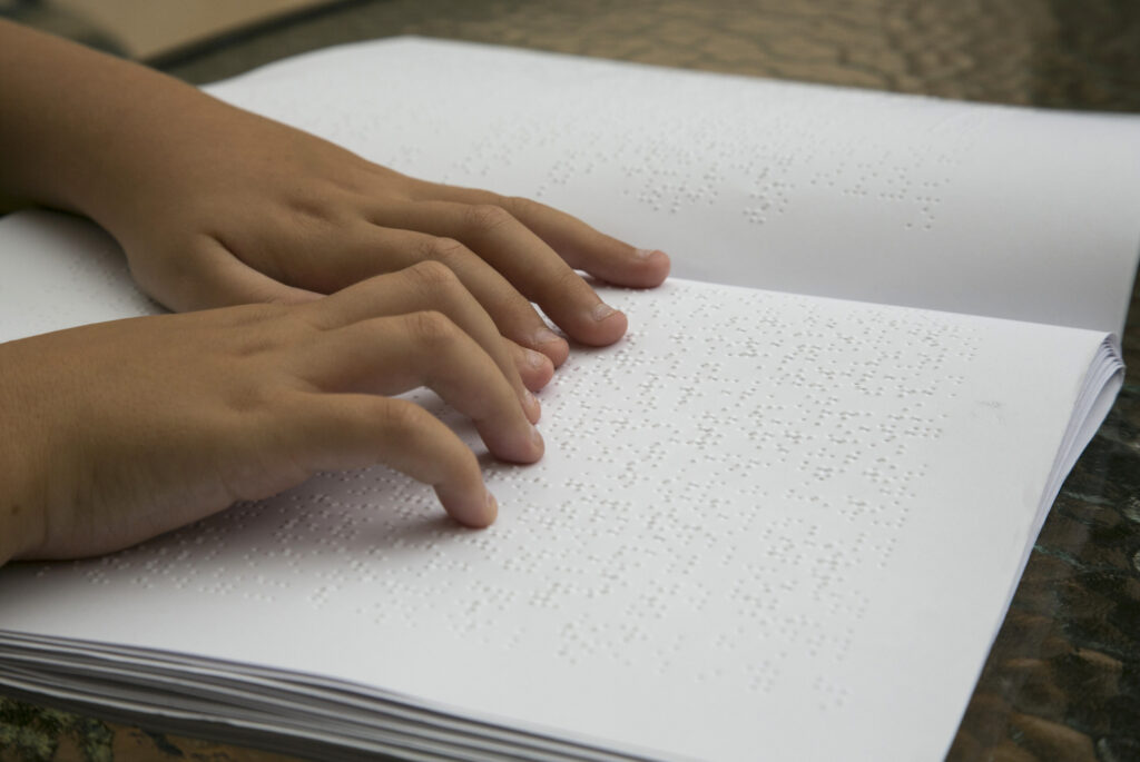 Tragedia care a dus la apariția sistemului Braille. Cine este inventatorul și cum a apărut alfabetul pentru nevăzători