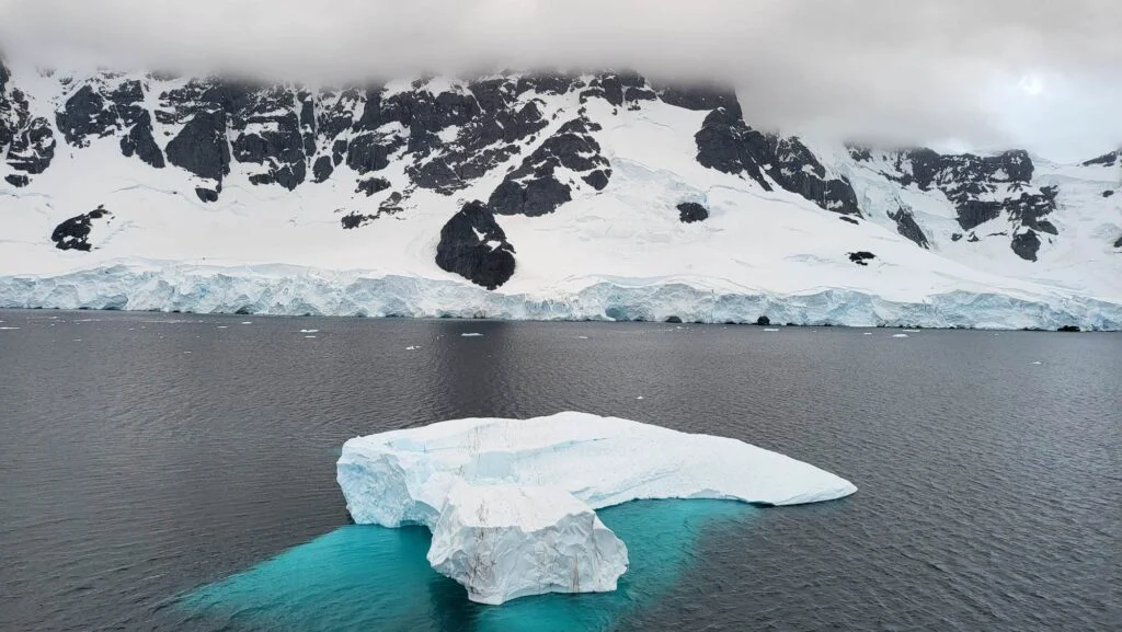 Probleme pentru banchiza din Antarctica. Topirea record a lăsat urme adânci