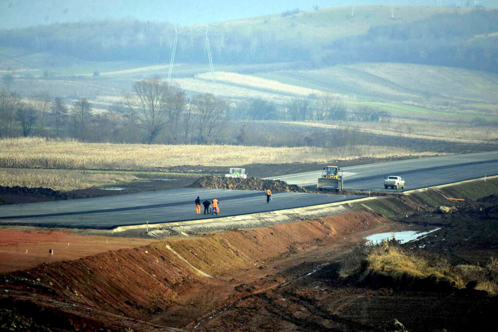 Autostrada Sibiu – Pitești. Se lucrează în forță