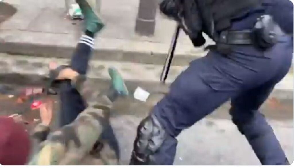 Acuzații de violență la adresa polițiștilor francezi. Un cameraman a fost lovit fără milă, deși era căzut la pământ Video