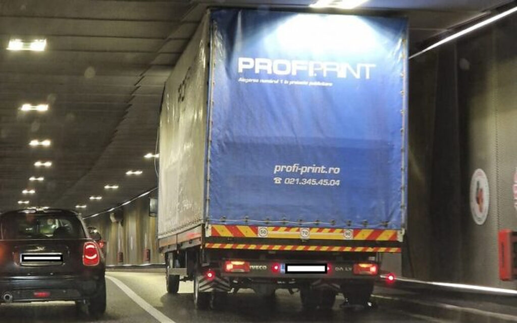 Şoferul camionului rămas blocat în Pasajul Unirii, amendat pentru nerespectarea legislaţiei rutiere. Primăria Sectorului 4 va lua măsuri suplimentare de protecție