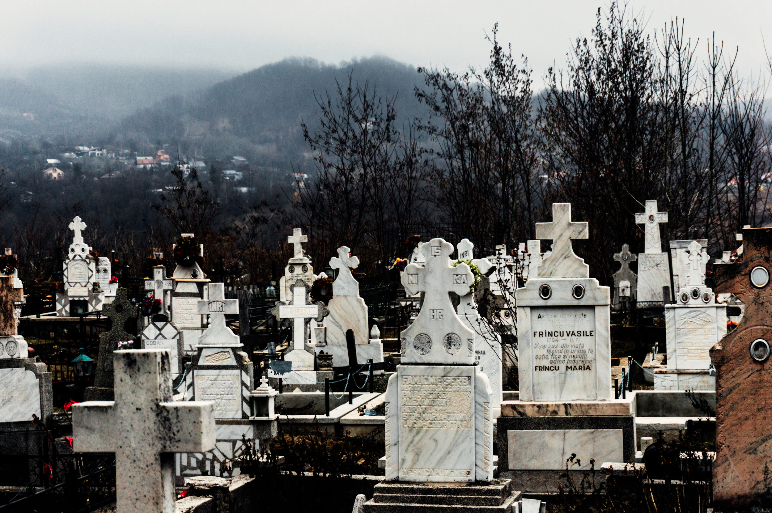 Noi taxe în cimitir. Românii care nu le plătesc riscă amenzi mari