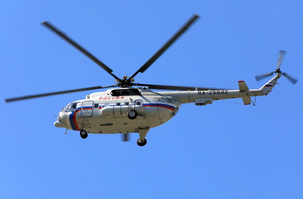 Un elicopter militar a făcut mari pagube în curtea unui bărbat din Constanța. Vecinii cer să fie luate măsuri