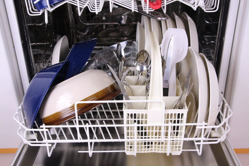 Greșeli care distrug ustensilele de bucătărie. Nu băga aceste obiecte în mașina de spălat vase