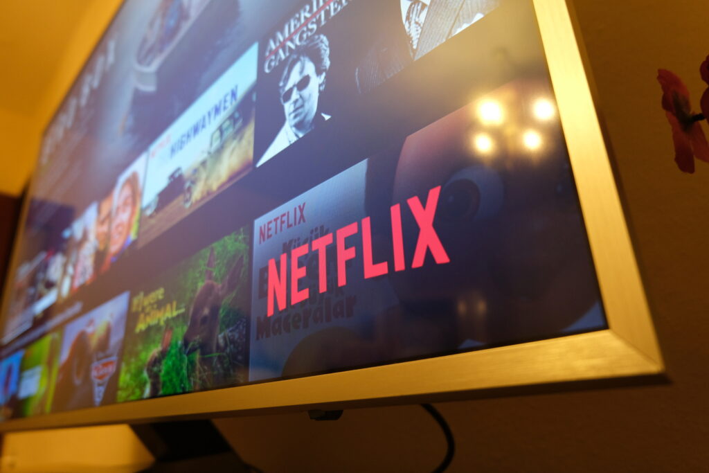 Filme și seriale care vor fi scoase, în ianuarie, de pe platforma de streaming Netflix