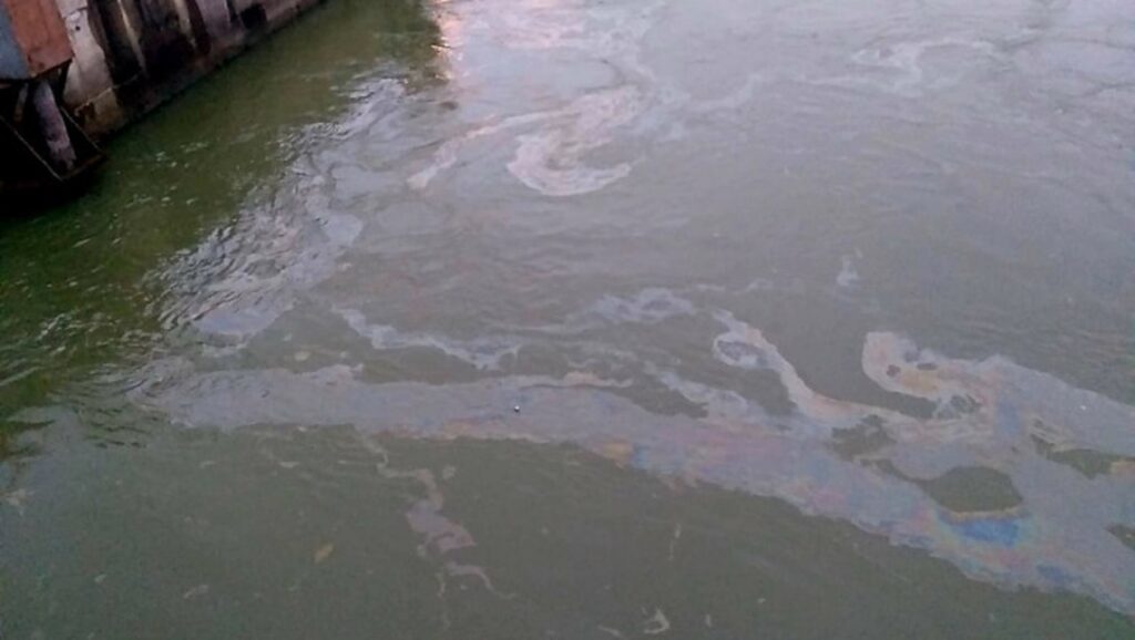 Poluare cu produse petroliere pe un râu din România. Miroase puternic a petrol. S-a deschis o anchetă