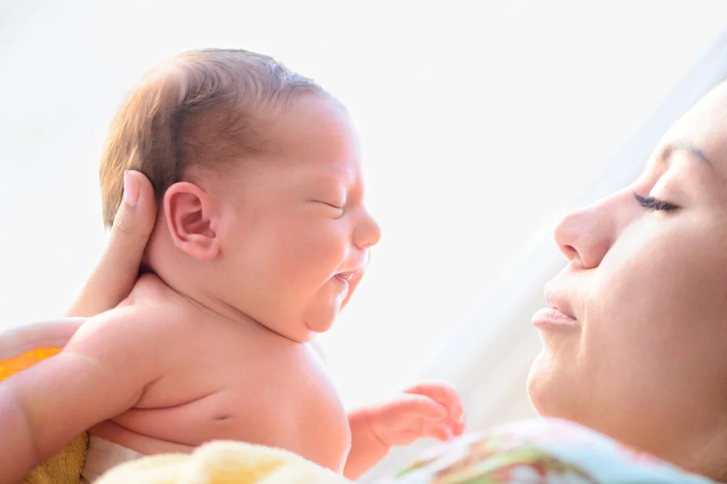 Nașterea acasă sau la spital? Riscurile la care se expun gravidele care nu merg la doctor