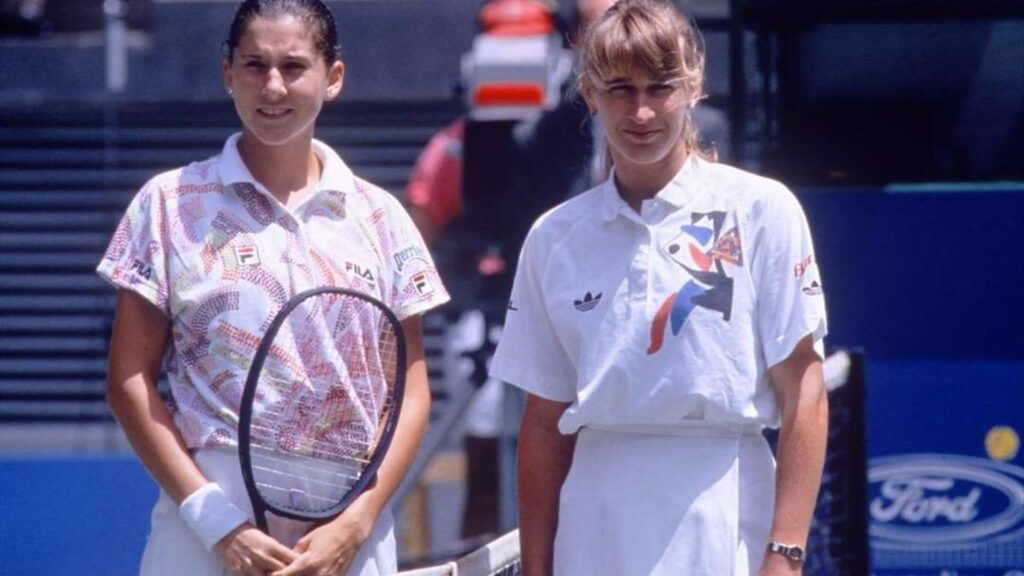 Cel mai șocant episod din istoria tenisului. Cariera legendarei Monica Seles, stopată de un obsedat care a înjunghiat-o pe teren. Video