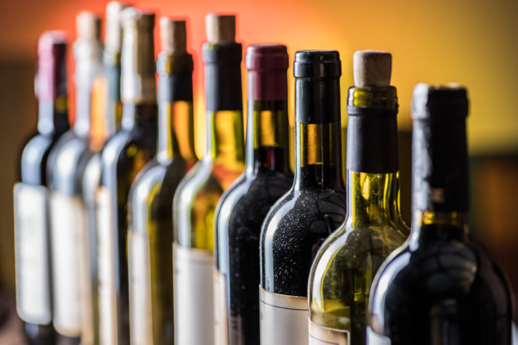 Curăță sticlele de vin simplu și rapid, cu un aliment care se găsește în toate gospodăriile