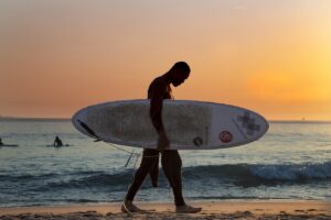 Surferii joacă un rol crucial în siguranța pe plajă