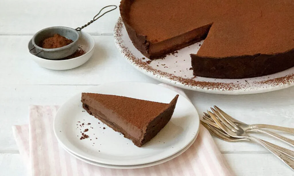 Cea mai simplă şi gustoasă tartă de ciocolată. Este un desert versatil, ieftin şi rapid