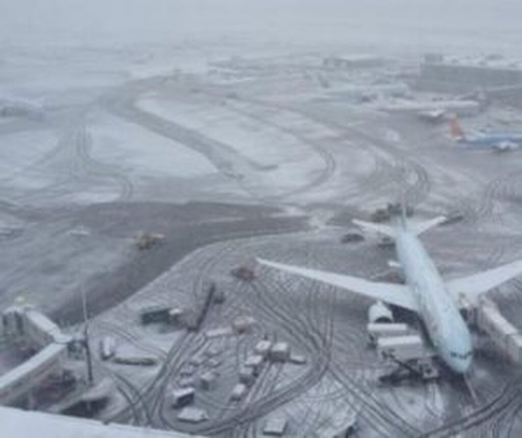 Sute de zboruri anulate în Germania din cauza ninsorii. Cetățeni români, blocați în aeroport
