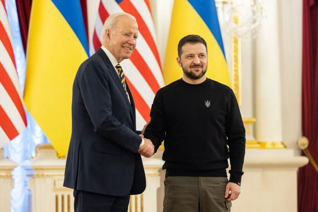 Joe Biden regretă întârzierea pachetului de ajutor pentru Ucraina și îi cere scuze lui Volodimir Zelenski