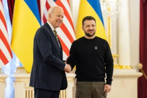 Joe Biden regretă întârzierea pachetului de ajutor pentru Ucraina și îi cere scuze lui Volodimir Zelenski