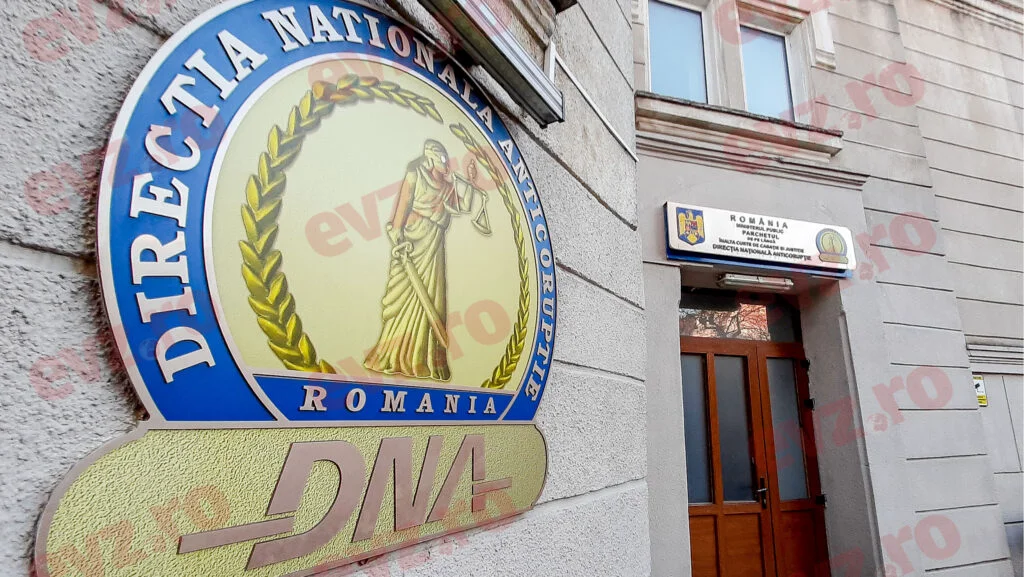 Percheziții la funcționari publici din Iași, suspectați de acte de corupție