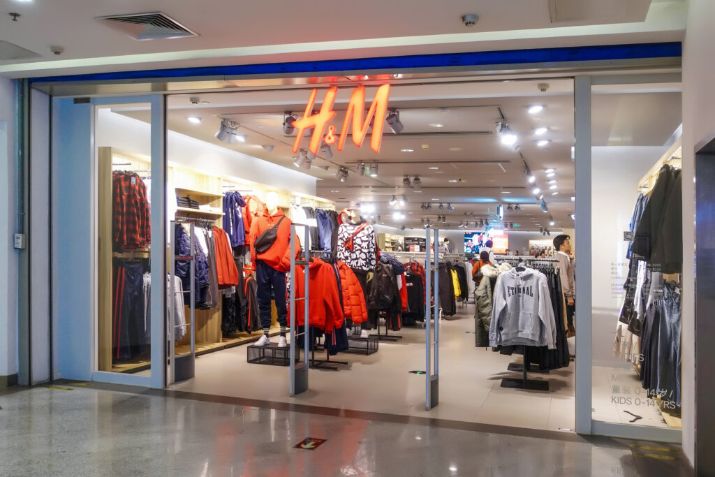 Lanțul de magazine H&M face concedieri masive. Angajații vor fi supuși unor teste de inteligență