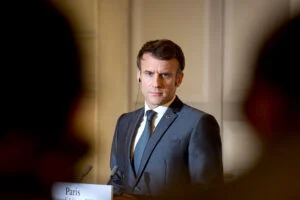 Emmanuel Macron ia în calcul trimiterea trupelor în Ucraina