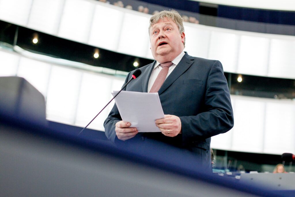 Qatargate. Un europarlamentar belgian a fost arestat pentru mită și spălare de bani. Parlamentul European refuză să comenteze cazul
