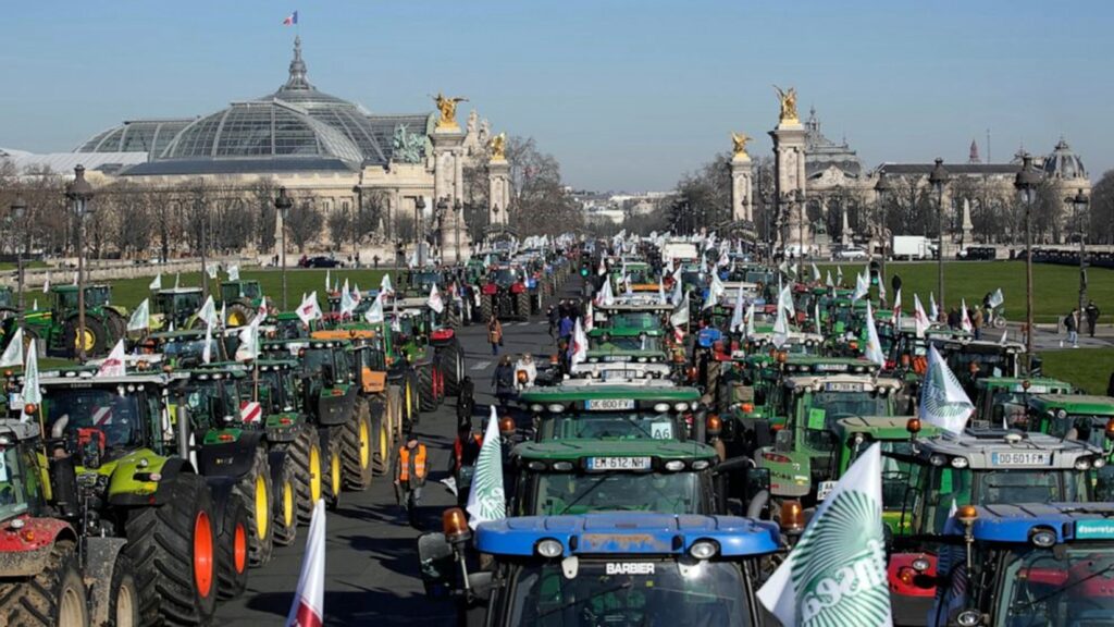 Protest masiv la Paris, lângă mormântul lui Napoleon. Fermierii au blocat traficul cu peste 500 de tractoare