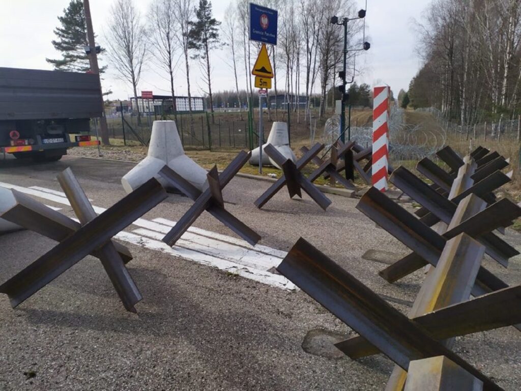 Polonia fortifică granițele cu Rusia și Belarus. De-a lungul frontierei au fost amplasate bariere antitanc. Foto