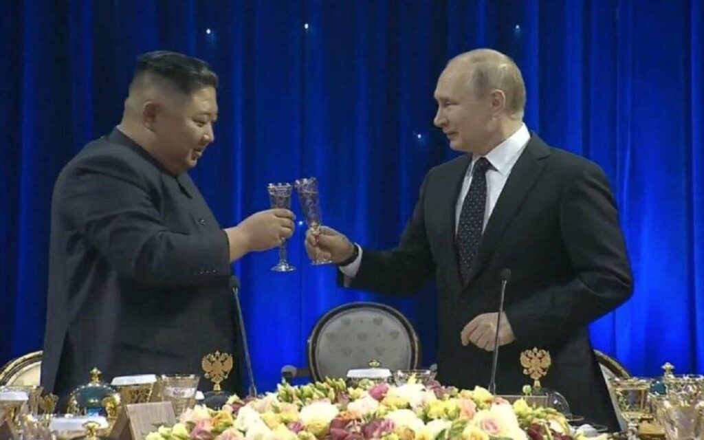 Kim Jong-un sare în ajutorul lui Putin. Coreea de Nord va trimite personal în regiunea Donbas, ocupată de Rusia