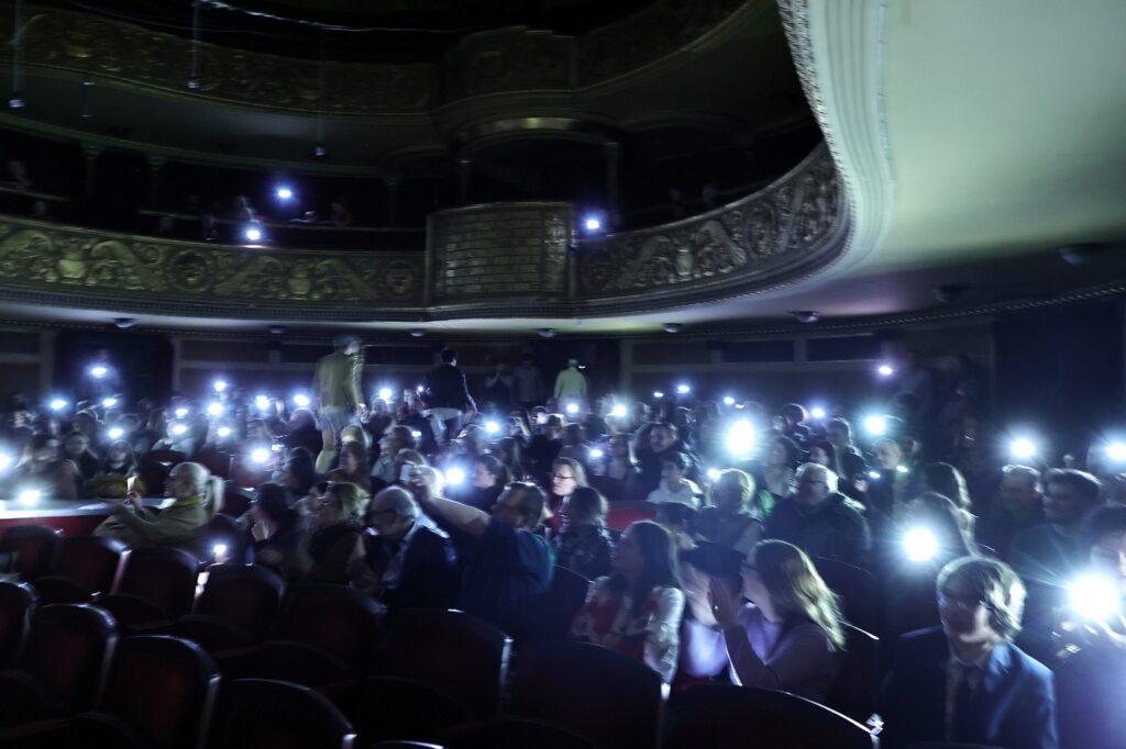 Spectacol de teatru jucat, la Timișoara, la lumina telefoanelor, după o pană de curent