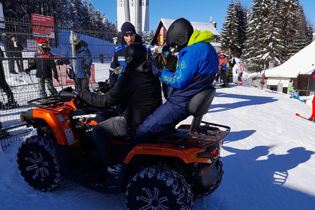 Plimbarea cu ATV-ul pe pârtia de ski l-a costat pe un român 2.000 de lei. Ce le-a răspuns jandarmilor care l-au oprit