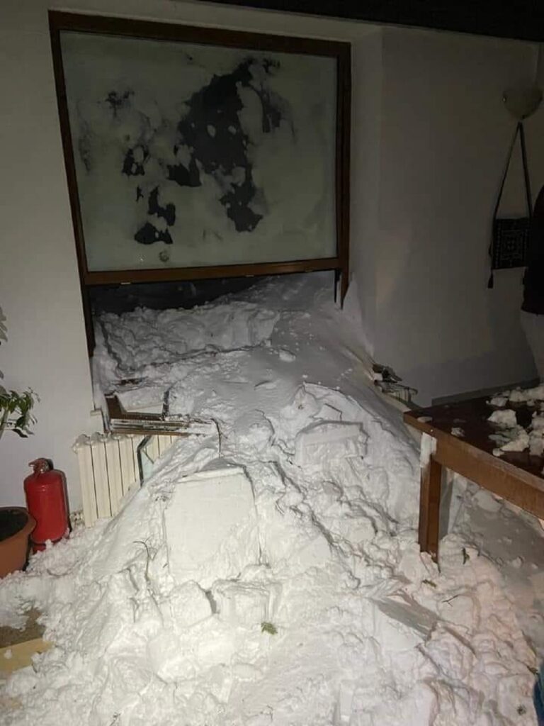 Cabana Capra din Munții Făgăraș a fost lovită de o avalanșă. 50 de turiști sunt blocați pe munte. Mai multe drumuri sunt închise din cauza zăpezii Video