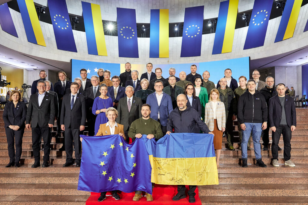 UE vrea să înceapă negocierile de aderare cu Ucraina înainte de încheierea președinției belgiene