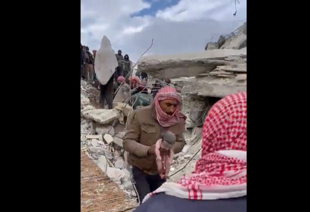 Bebeluș născut sub ruinele unei clădiri în Siria. Mama nu a supraviețuit nașterii: „L-a protejat până în ultima clipă”. Video