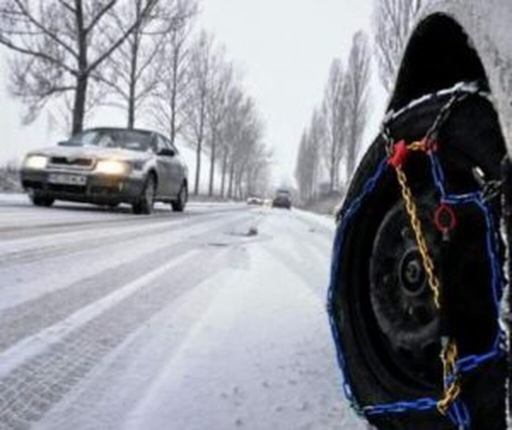 Restricții de circulație pe drumurile naționale din cauza condițiilor meteorologice. Porturile de la Marea Neagră sunt închise