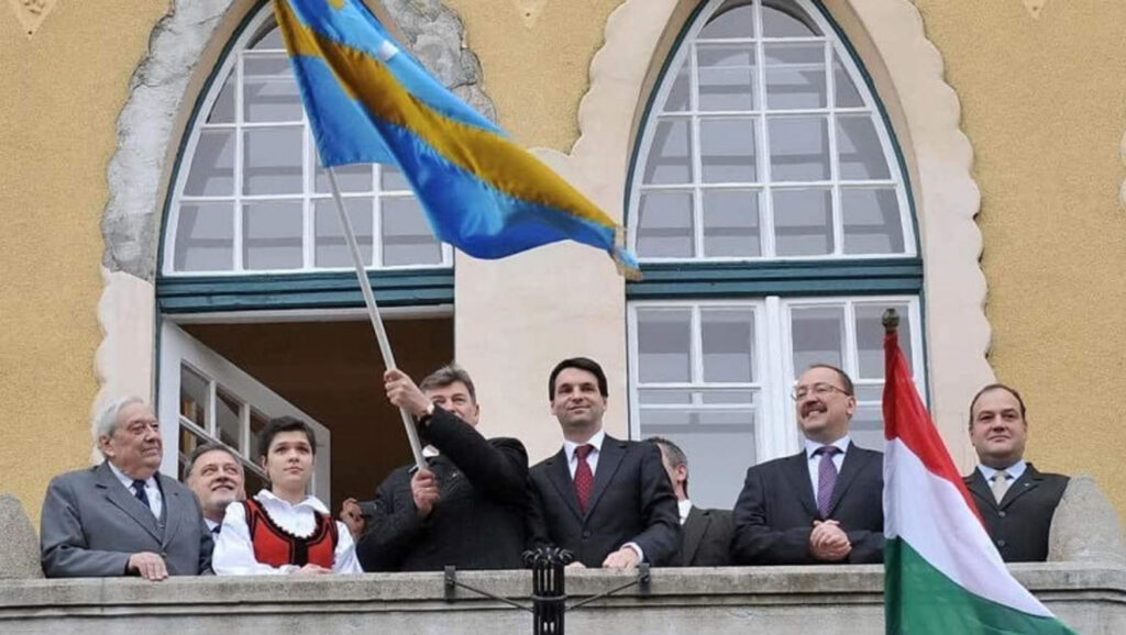 Scandalul cu privire la arborarea drapelului Ținutului Secuiesc continuă. Ambasadorul Ungariei la București, chemat la MAE