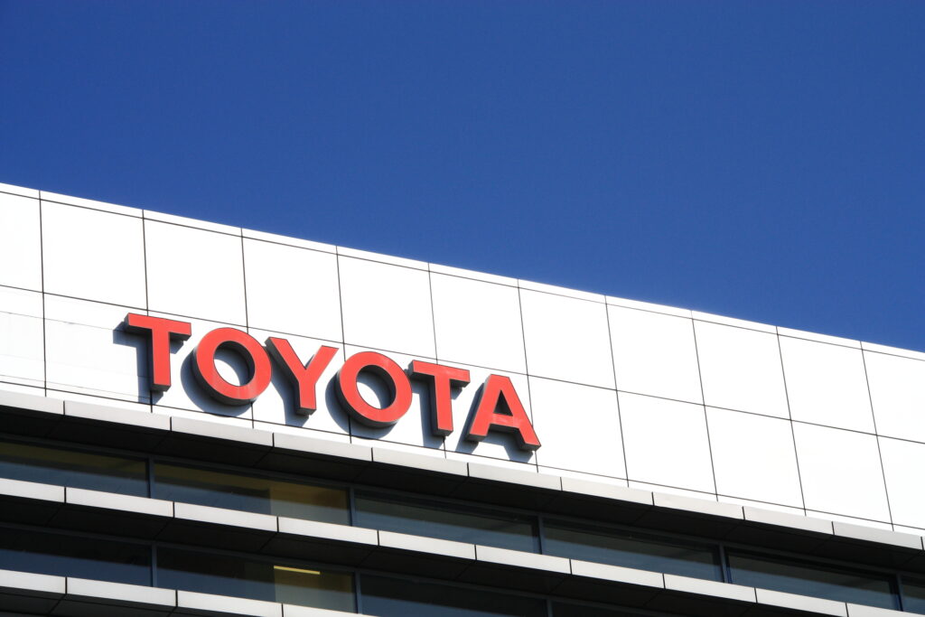 Președintele de onoare al Toyota a murit la 97 de ani. Acesta a lansat marca Lexus și primul hibrid al companiei