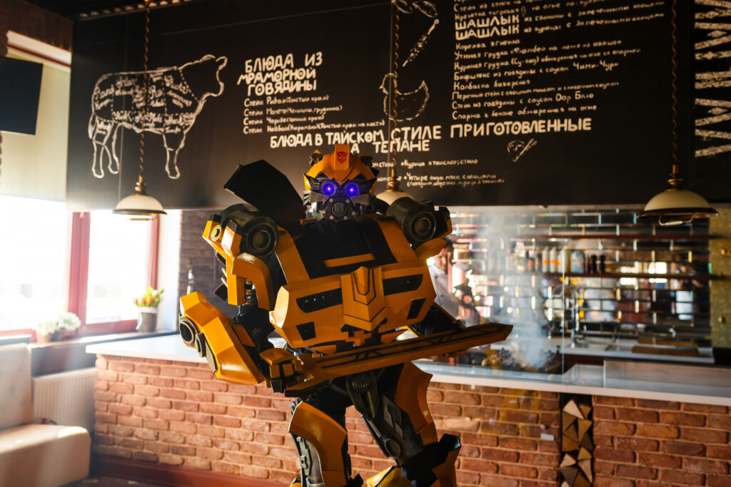 Primul bucătar robot dintr-un restaurant: „Să comanzi, să primeşti şi să plăteşti mâncarea fără contact uman”